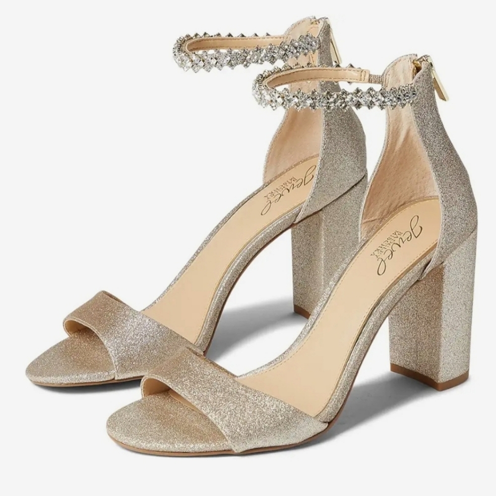 NWOT Jewel Badgley Mischka Louise 5" Ankle Strap Pumps in Light Gold Sz. 5
